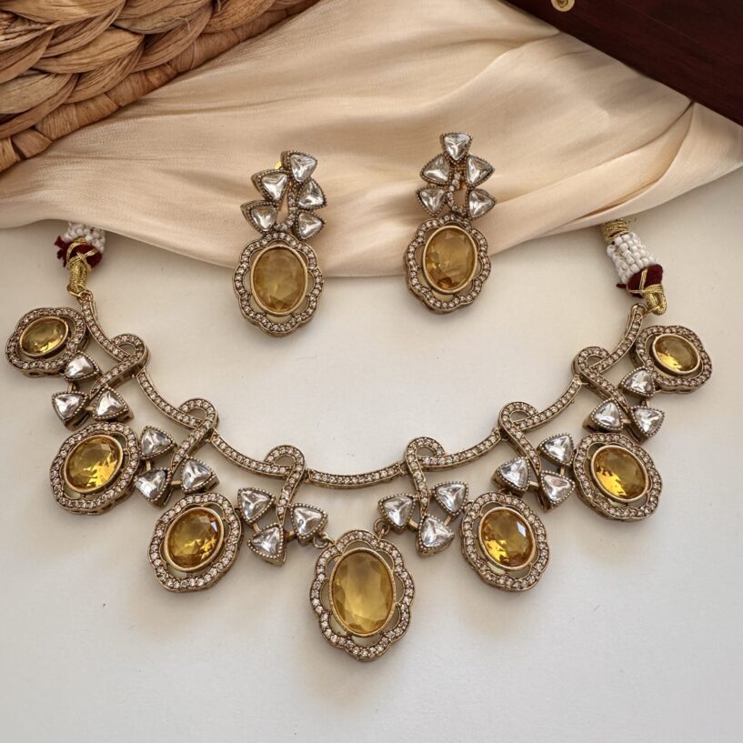 Tanuja Necklace Set