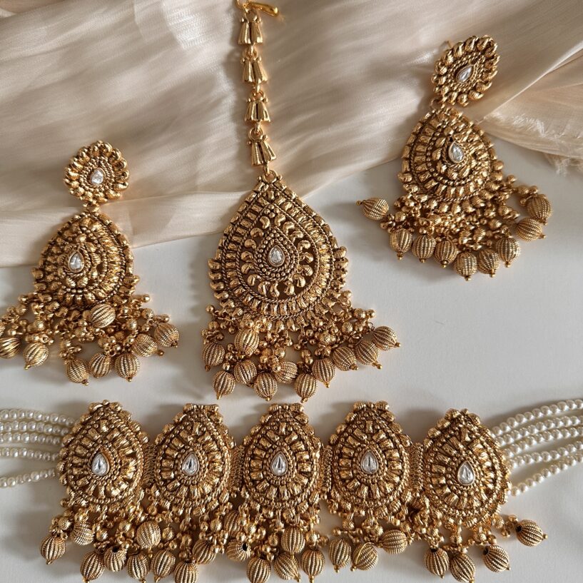Gurkirat Necklace Set(Golden beads)