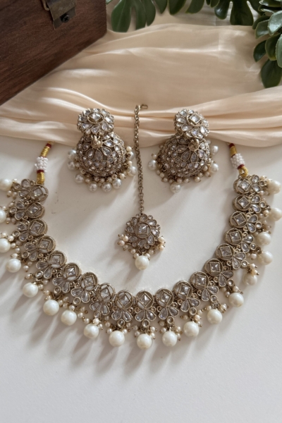 Pihu Necklace Set (white)